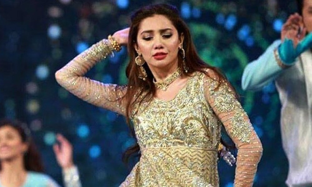 Mahira Khan Offers Her Fan Dance